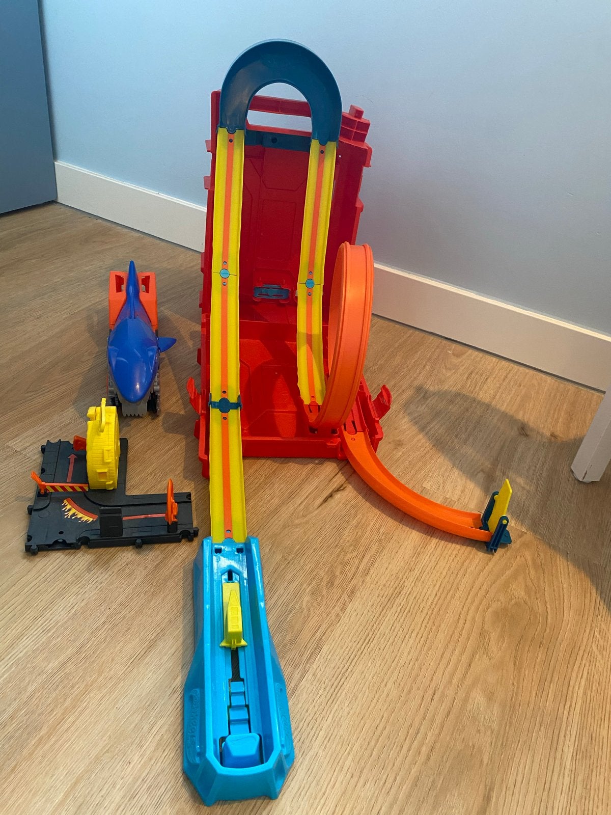 Hot Wheels Shark Chomp Transporter + baan, Racebaan, Opwindmechanisme, Ophalen of Verzenden, Zo goed als nieuw