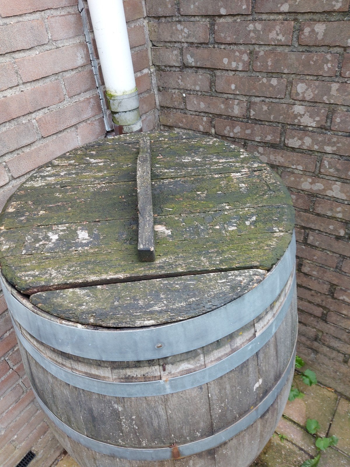 Grote houten regenton met kraan en regenpijpaansluiting, Ophalen, Gebruikt, Met kraantje, 150 liter of meer
