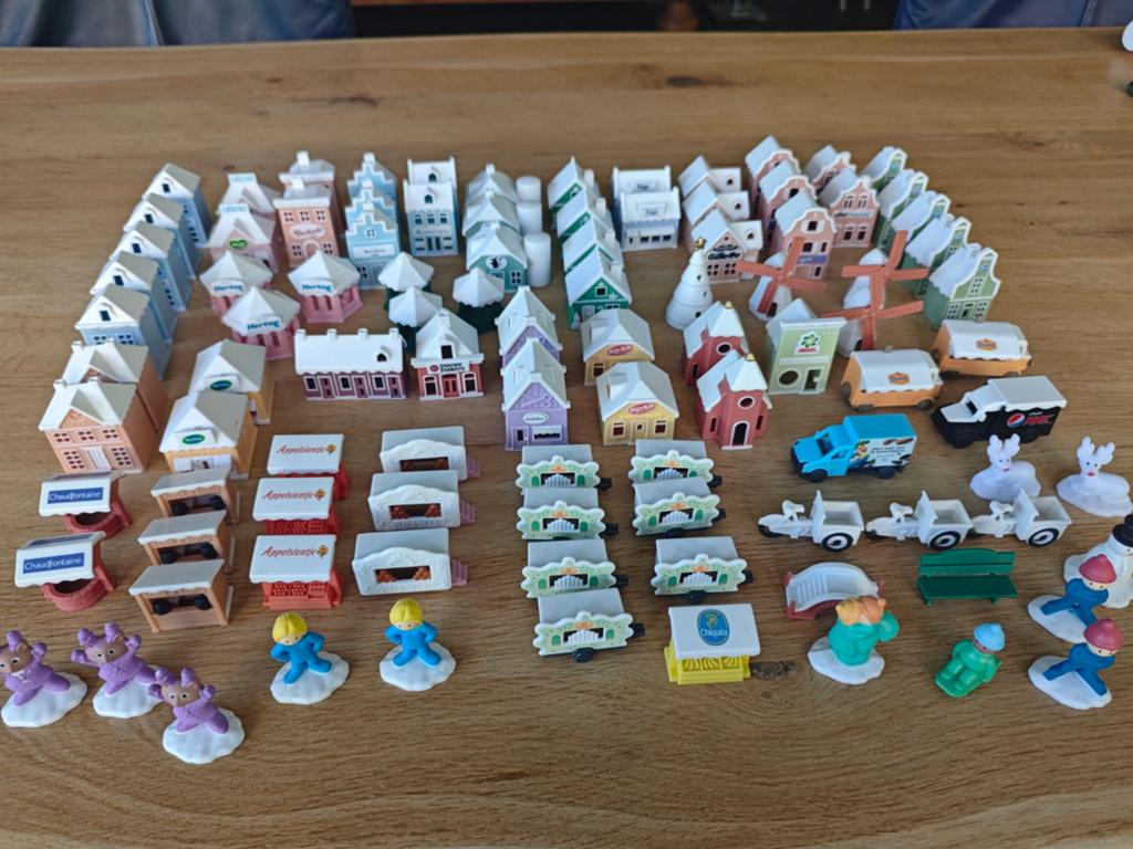99 stuks Albert Heijn winterdorp huisjes en figuren, Ophalen of Verzenden, Zo goed als nieuw, Jongen of Meisje