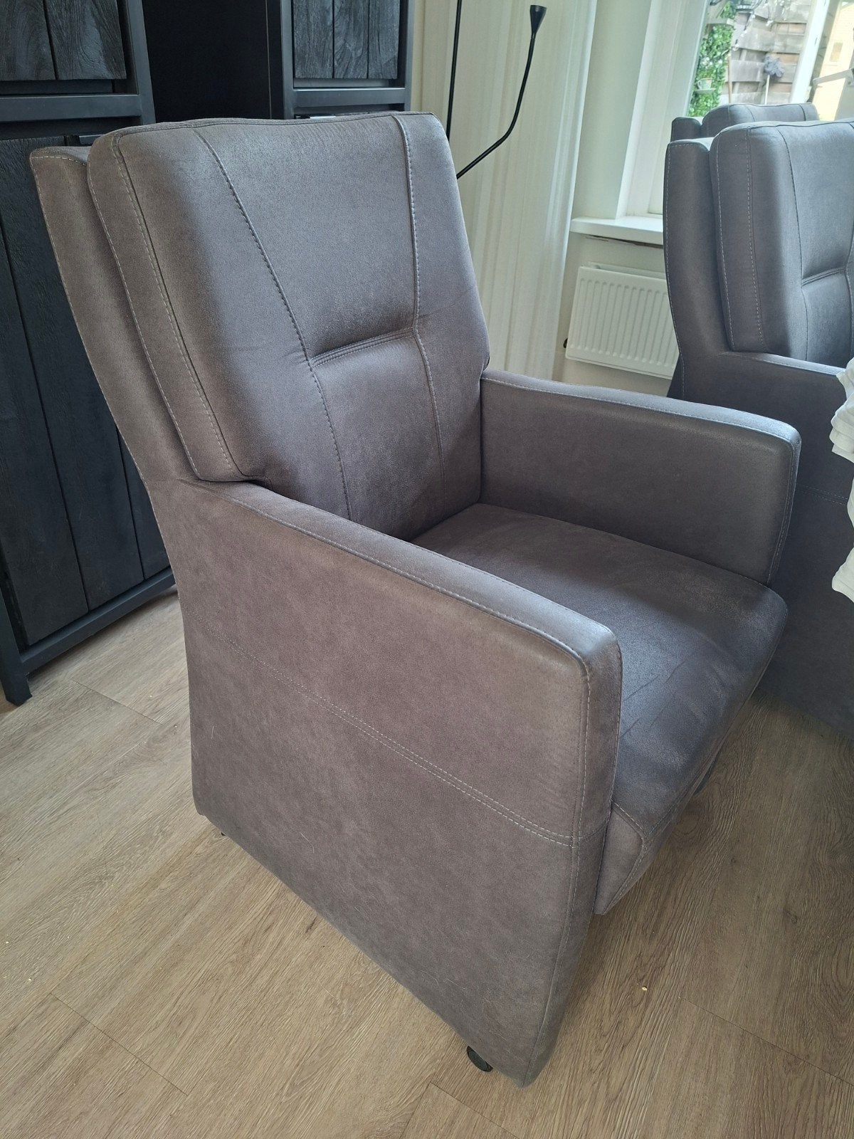 2 mooie stoelen. antraciet grijs, Ophalen, Zo goed als nieuw, Kunststof, 50 tot 75 cm