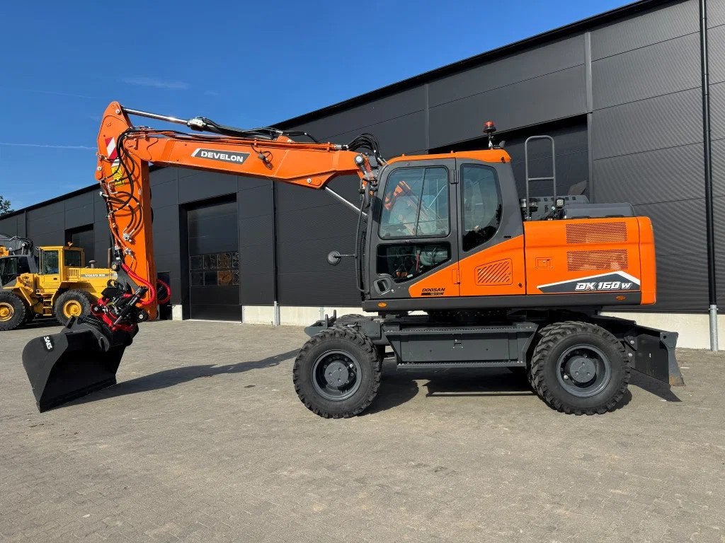 Doosan DX160-7 280 uur ! NIEUW STAAT (bj 2023), Zakelijke goederen, Machines en Bouw | Kranen en Graafmachines, Graafmachine