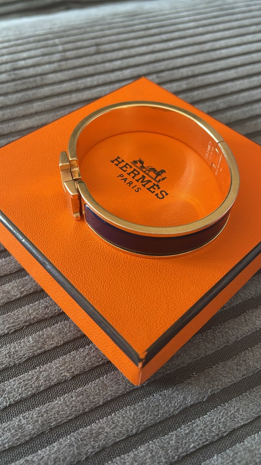 Hermès Clic H Armband - Goudkleurig met Donkerblauw Emaille, Sieraden, Tassen en Uiterlijk, Ophalen of Verzenden, Zo goed als nieuw