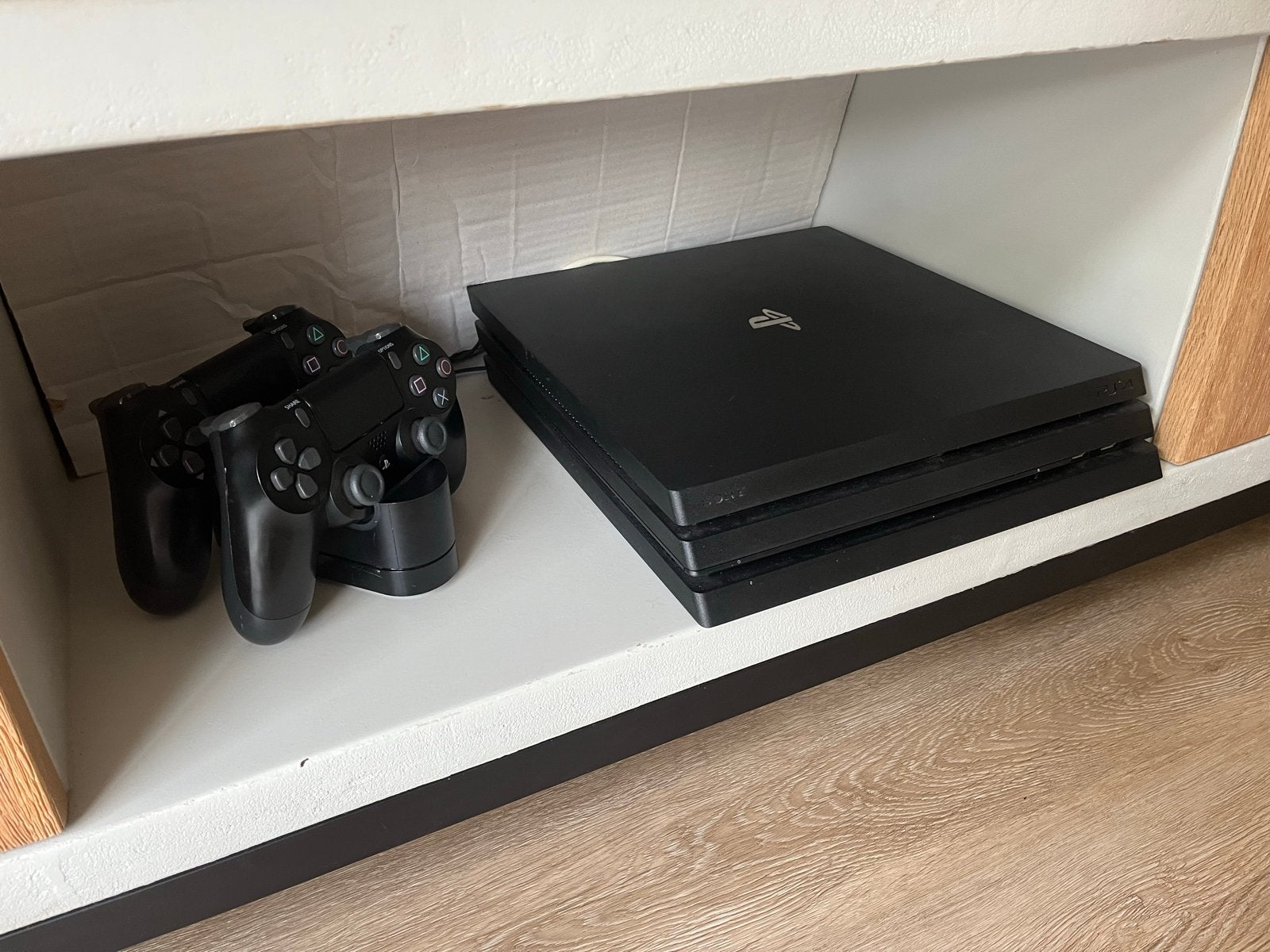 PlayStation 4 Pro 1TB met 2 controllers en oplaadstation, Met 2 controllers, Ophalen of Verzenden, Zo goed als nieuw, 1 TB