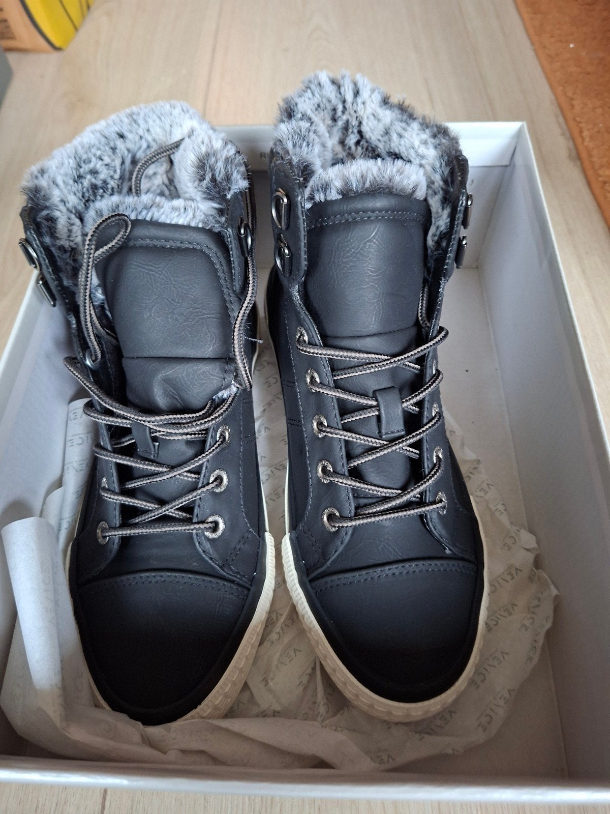 Venice sneakers met bontvoering - Maat 37, Ophalen, Nieuw, Sneakers of Gympen, Venice