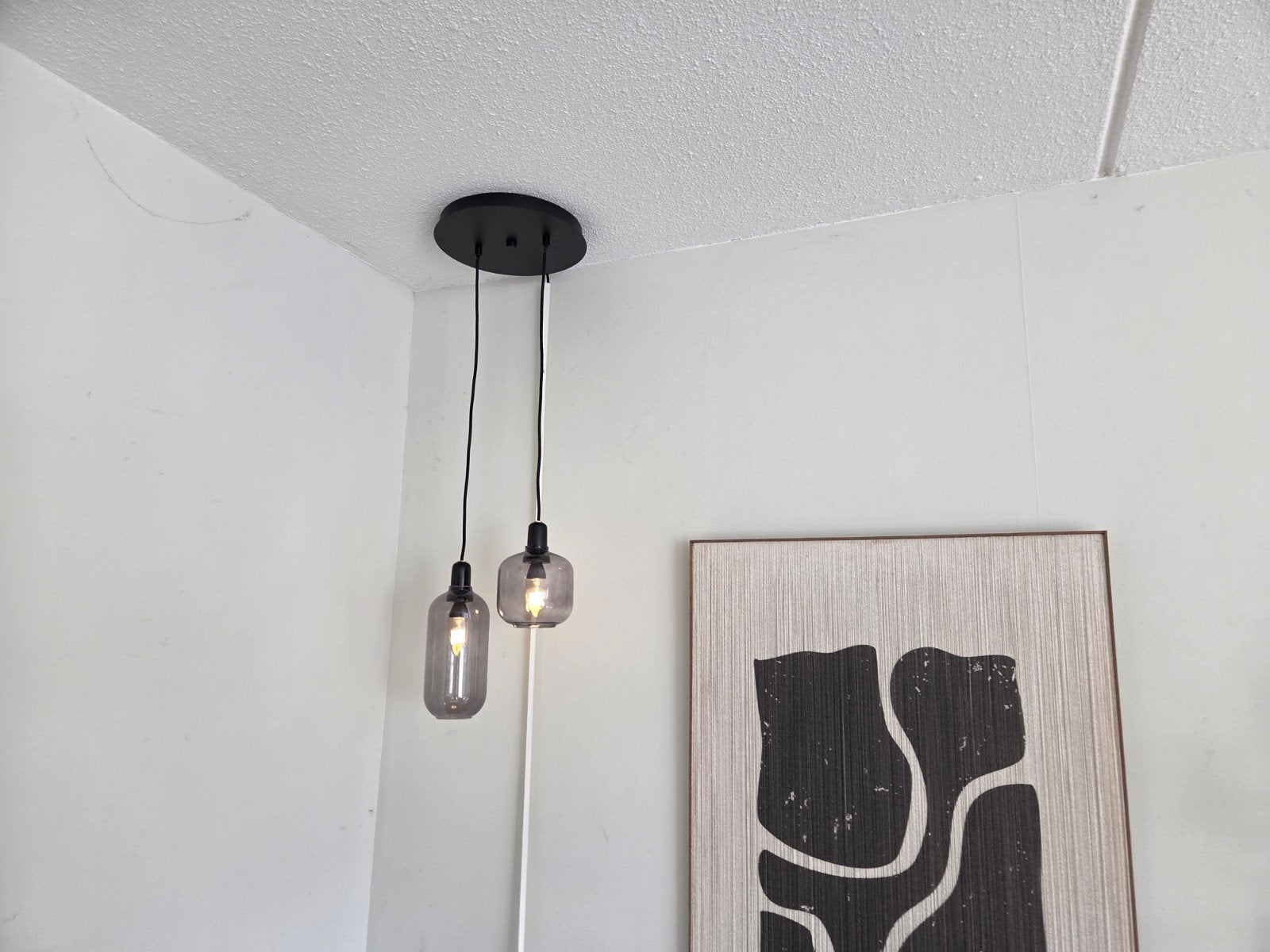 2x Amp Normann Copenhagen met rookglas en plafondplaat, Ophalen, Zo goed als nieuw, Glas, E14 (klein)