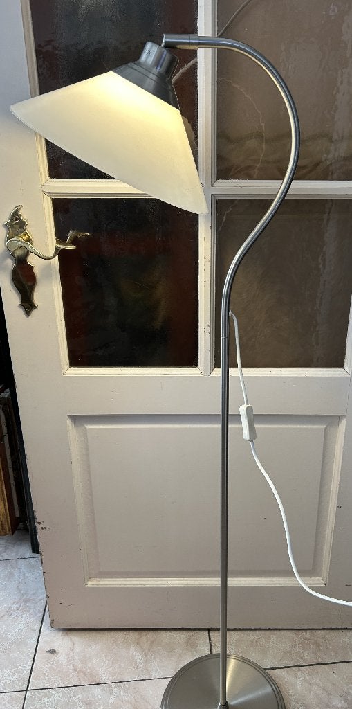 vloerlamp ikea kroby nikkel met verstelbare glazen kap, Huis en Inrichting, Lampen | Vloerlampen, Ophalen, Vintage, E27 (groot)