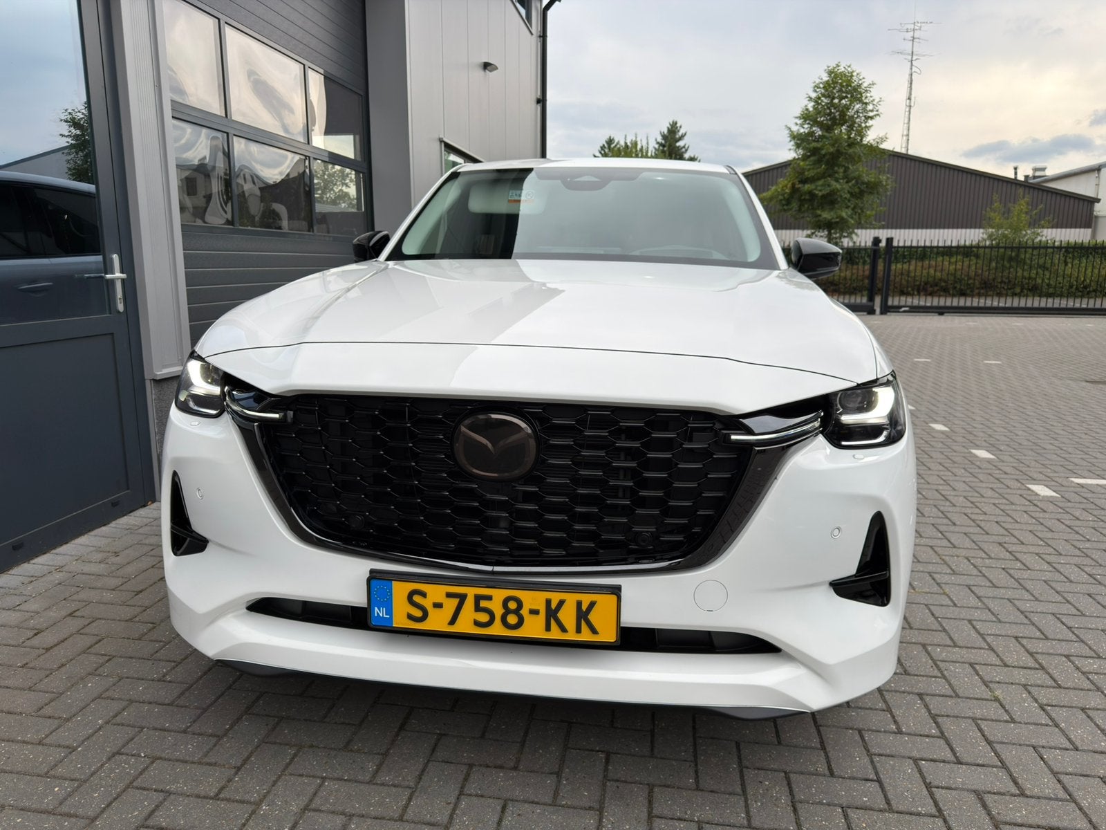 Mazda CX-60 PHEV HOMURA / NL auto / NIEUWSTAAT, Auto's, Mazda, Automaat, 192 pk, 2500 kg, Wit