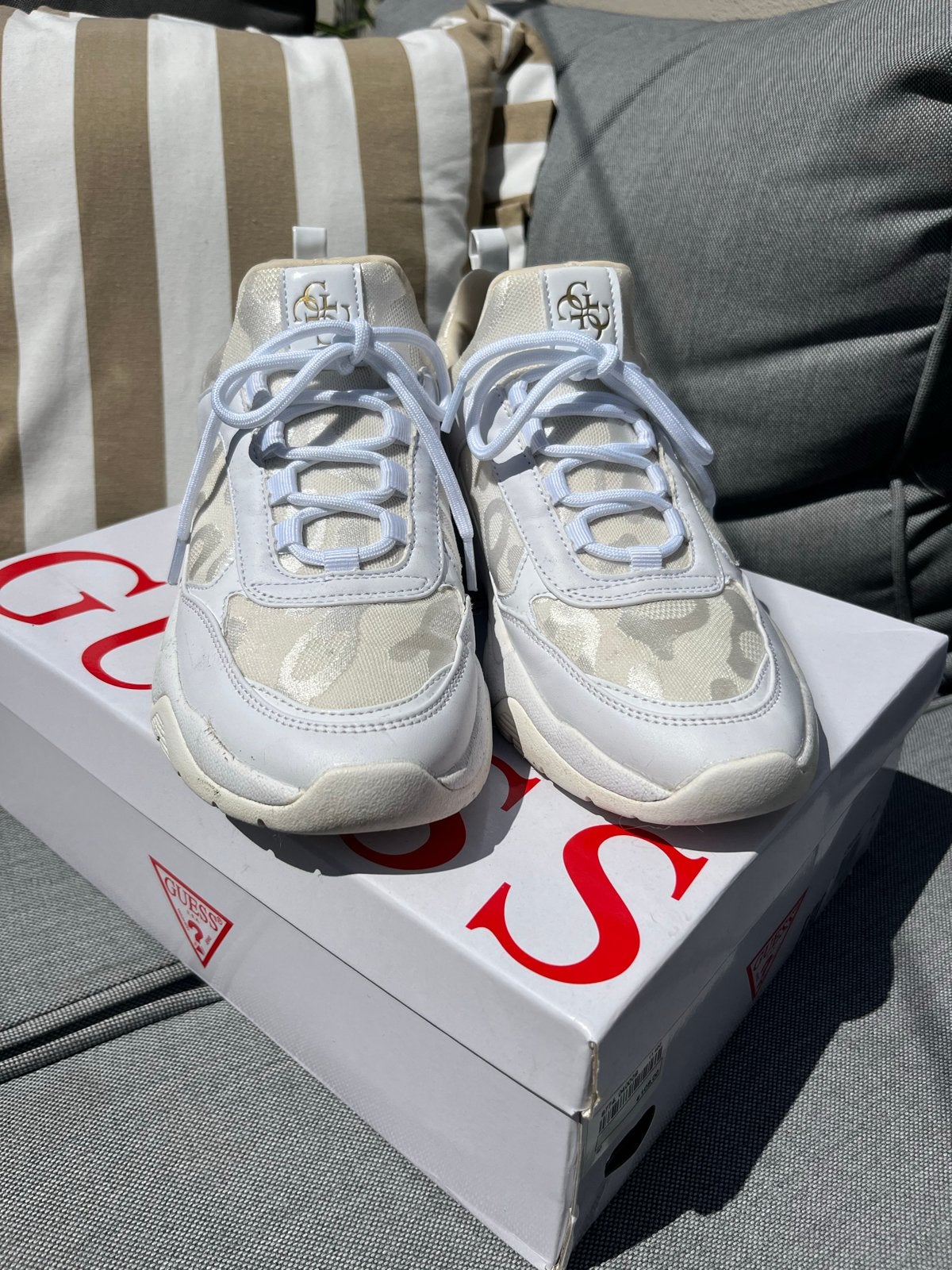 Guess sneakers / gympen wit maat 40, Kleding | Dames, Schoenen, Wit, Ophalen of Verzenden, Sneakers of Gympen, Zo goed als nieuw