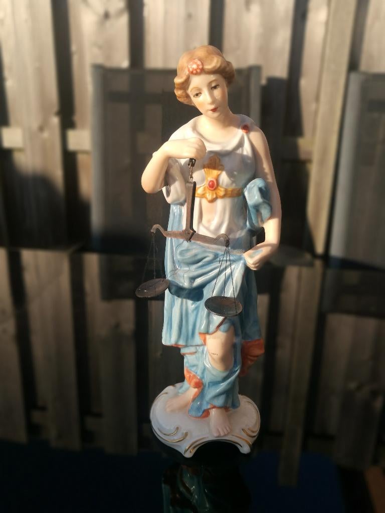 Porseleinen beeldje Justitia met weegschaal- Goebel, Antiek en Kunst, Ophalen of Verzenden