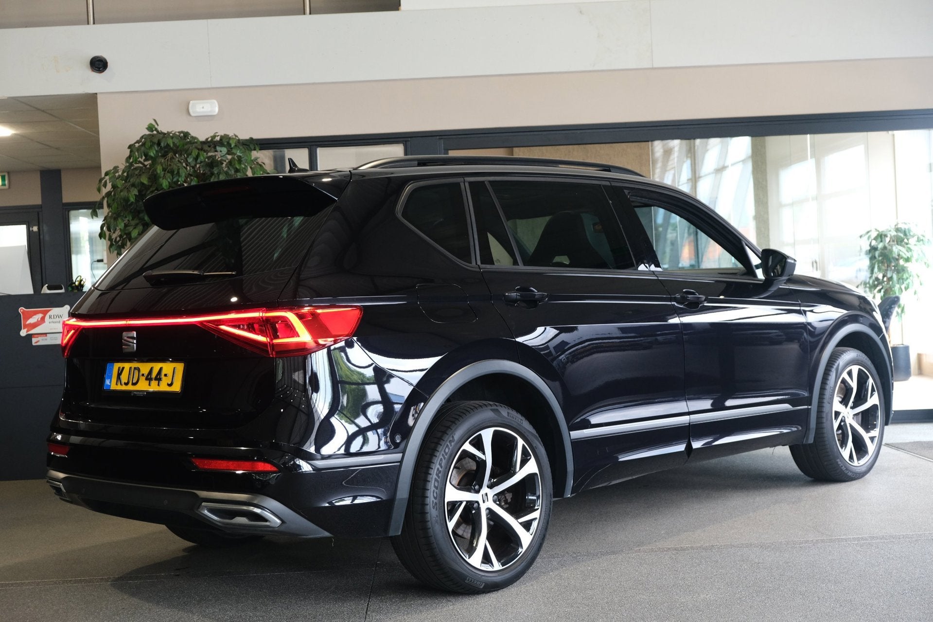 Seat Tarraco 1.4 TSI e-Hybrid PHEV FR 245PK Pano Trekhaak Le, Auto's, Gebruikt, 4 cilinders, 2000 kg, Zwart