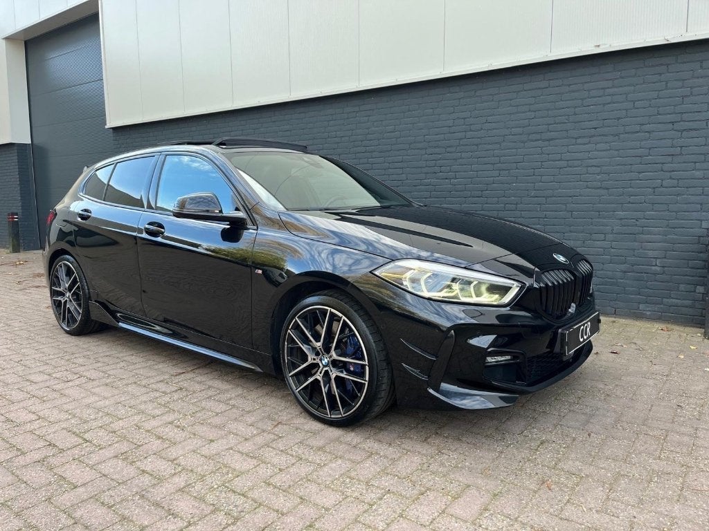 BMW 1-SERIE 118I M PERFORMANCE PANO KUIPSTOELEN CAMERA SFEER, Dealer onderhouden, 1295 kg, Zwart, Bedrijf