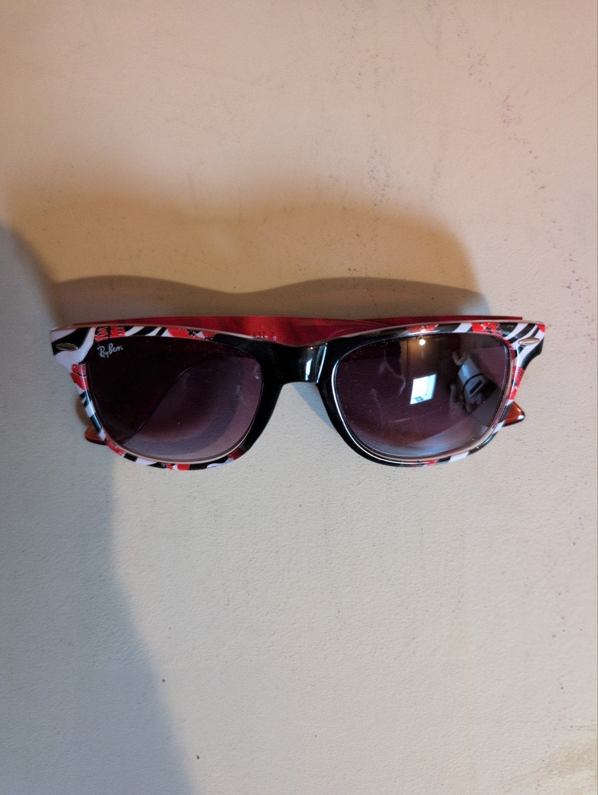 Ray-Ban zonnebril met uniek zebra- en lippenstiftpatroon, Zonnebril, Overige kleuren, Ophalen of Verzenden, Zo goed als nieuw