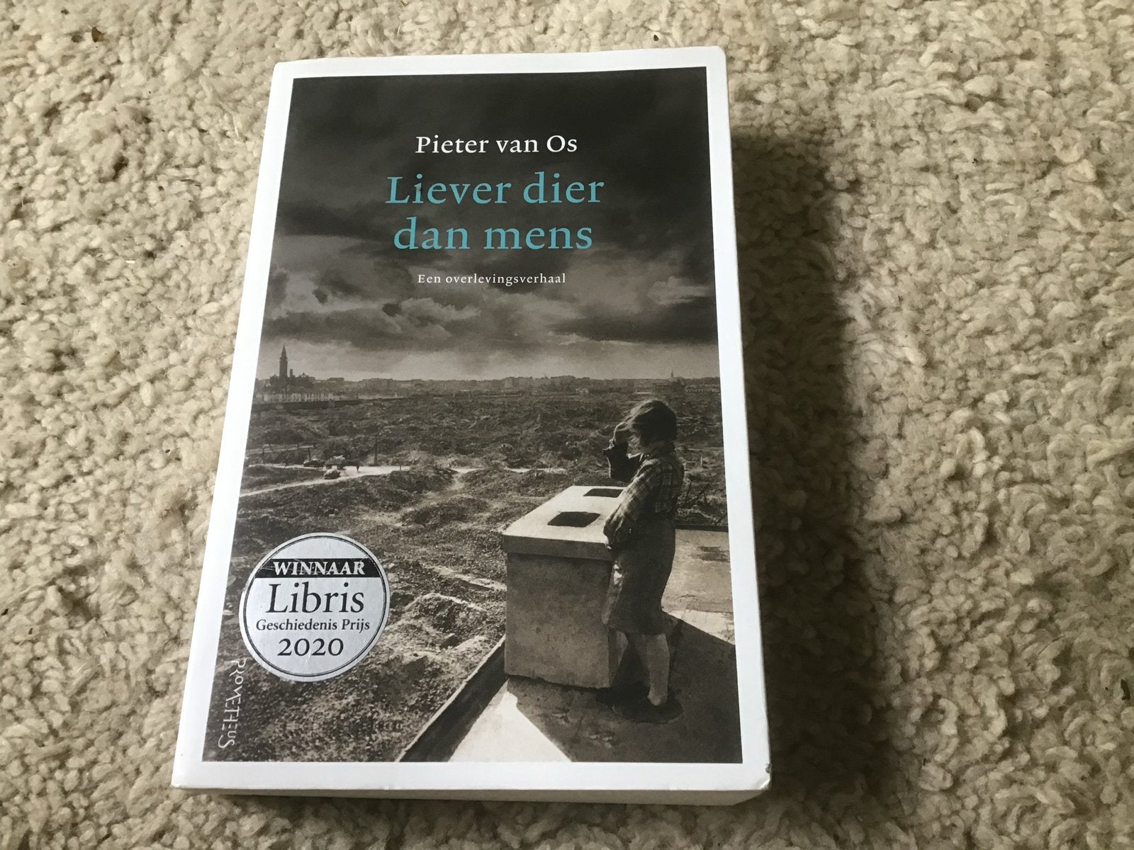 Liever dier dan mens - Pieter van Os opbrengst giro 555, Boeken, Ophalen of Verzenden, Zo goed als nieuw, Nederland