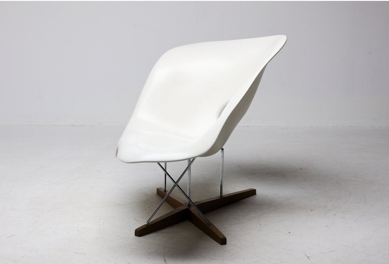 Vitra Eames La Chaise – White Patina | Charles & Ray Eames, Ophalen, Vitra Eames La Chaise – White Patina | Charles & Ray Eames