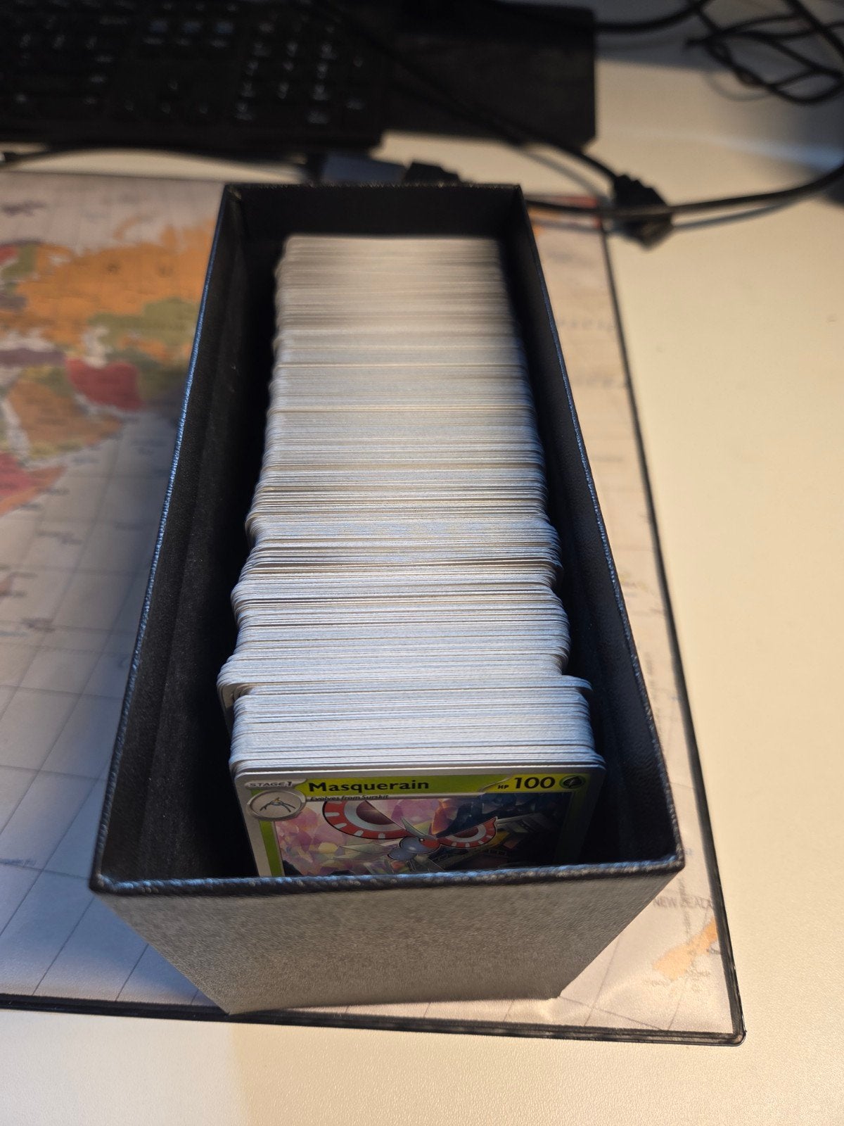 Bulk ETB +/- 500 Pokémon kaarten zonder dubbelen en holo's, Ophalen of Verzenden, Zo goed als nieuw, Meerdere kaarten, Foil