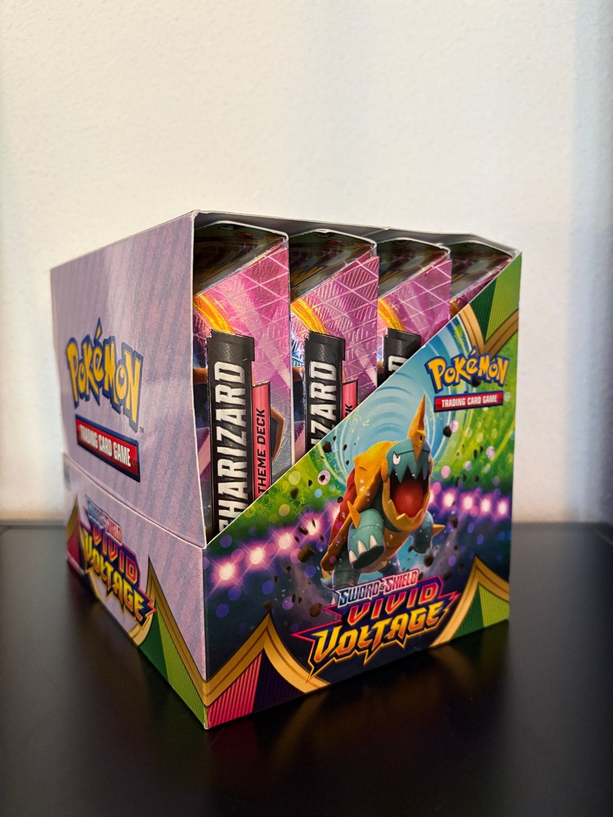 Pokémon Vivid Voltage Charizard theme deck case (8 stuks), Ophalen of Verzenden, Nieuw, Boosterbox