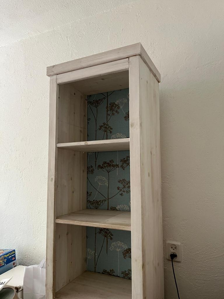 Houten kast met planken en unieke achterwand, Huis en Inrichting, Ophalen, Met plank(en), Minder dan 50 cm, Gebruikt