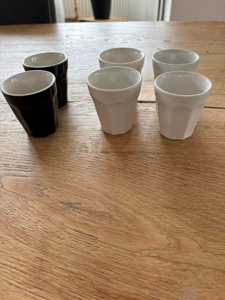 Espresso kopjes HEMA wit en zwart, Huis en Inrichting, Keuken | Servies, Ophalen of Verzenden, Zo goed als nieuw, Overige stijlen