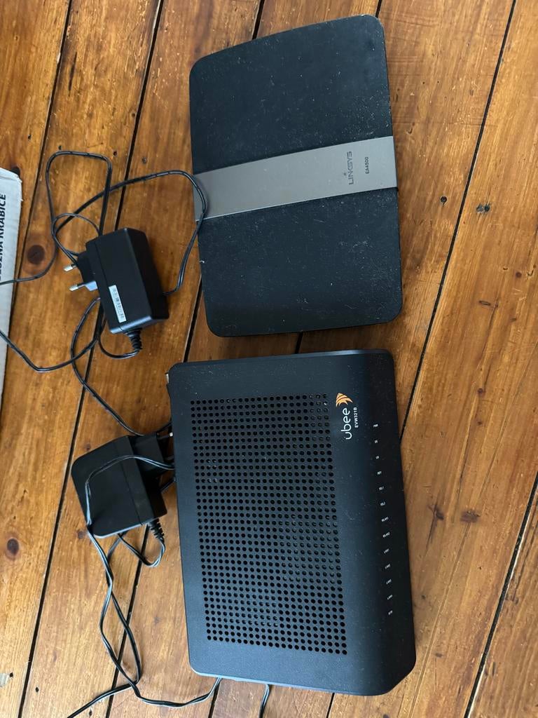 2 Routers: Ubee EVW321B & Linksys EA4500, Ophalen of Verzenden, Gebruikt, Router