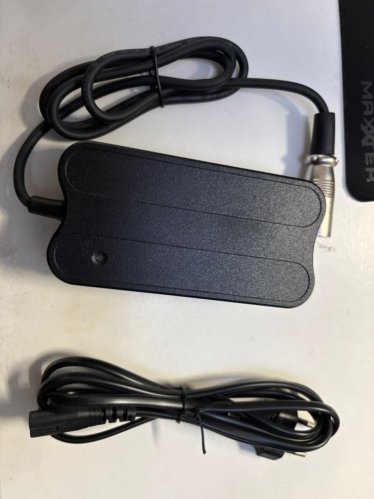 E-4Motion acculader, nieuw (ooit verkeerd besteld) 36V 2Ah, Ophalen of Verzenden, Nieuw