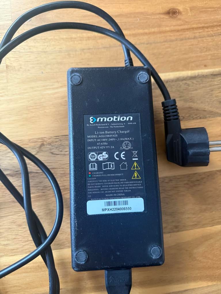 e-motion Li-ion Acculader 42V - 2A (e-bike), Fietsen en Brommers, Fietsaccessoires | Fietsaccu's, Gebruikt, Ophalen of Verzenden