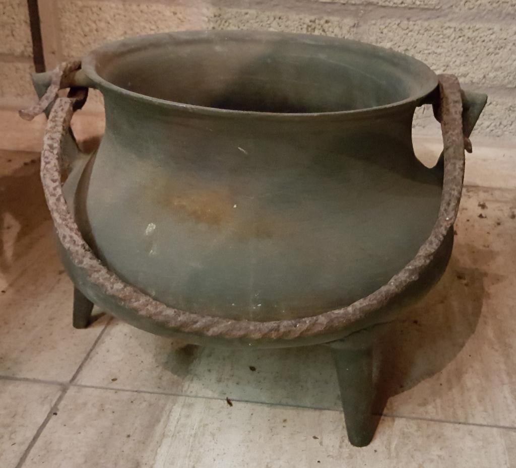 Bronzen kookpot, ijzeren hengsel, 17e-18e eeuw, Antiek en Kunst, Antiek | Koper en Brons, Verzenden, Brons