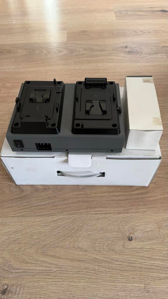 Nieuwe 2-kanaals V-Lock Accu Lader, Ophalen of Verzenden, Nieuw, Video