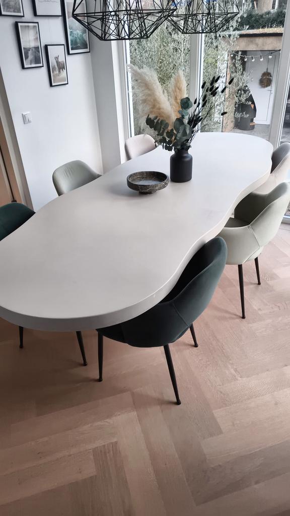 Foto 12 van Organische eettafel, tafel beton cire op maat, japandi