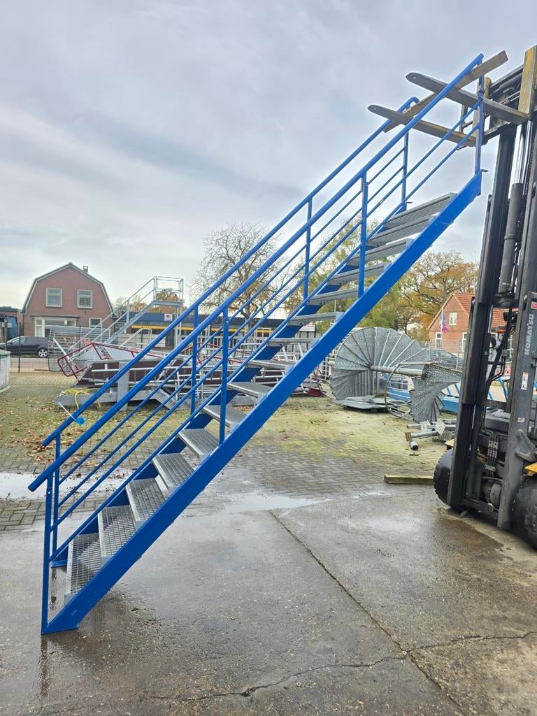 Stalen trap blauw. Hoog 3,1 mtr. Nob164, Doe-het-zelf en Verbouw, Ladders en Trappen, Ophalen, Zo goed als nieuw, 2 tot 4 meter