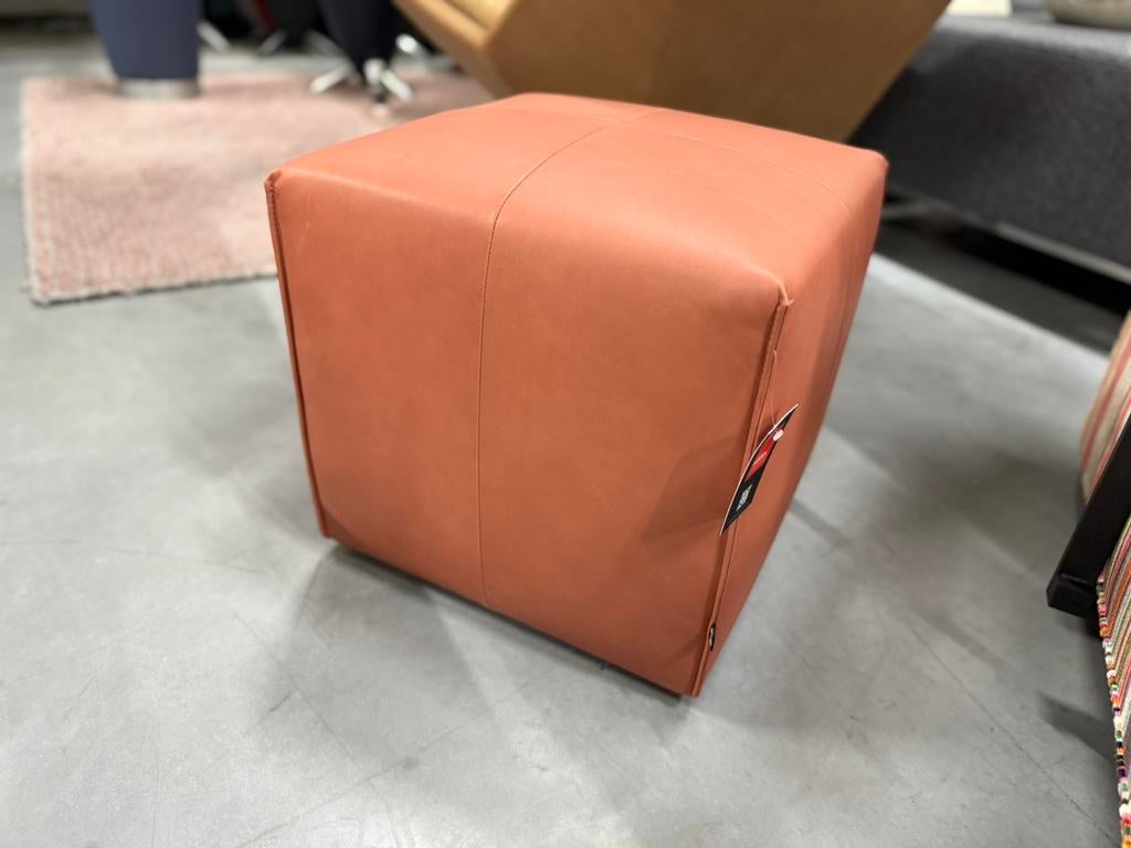 Nieuw Eyye Kub 42 Poef Kruk leer Loxton Design Hocker, Huis en Inrichting, Banken | Voetenbanken en Poefen, Minder dan 50 cm, Leolux Harvink Jori Rolf Benz Design on Stock Pode Montis
