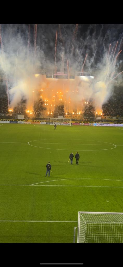 Gezocht kaartje op de b side tegen volendam thuis, Eén persoon