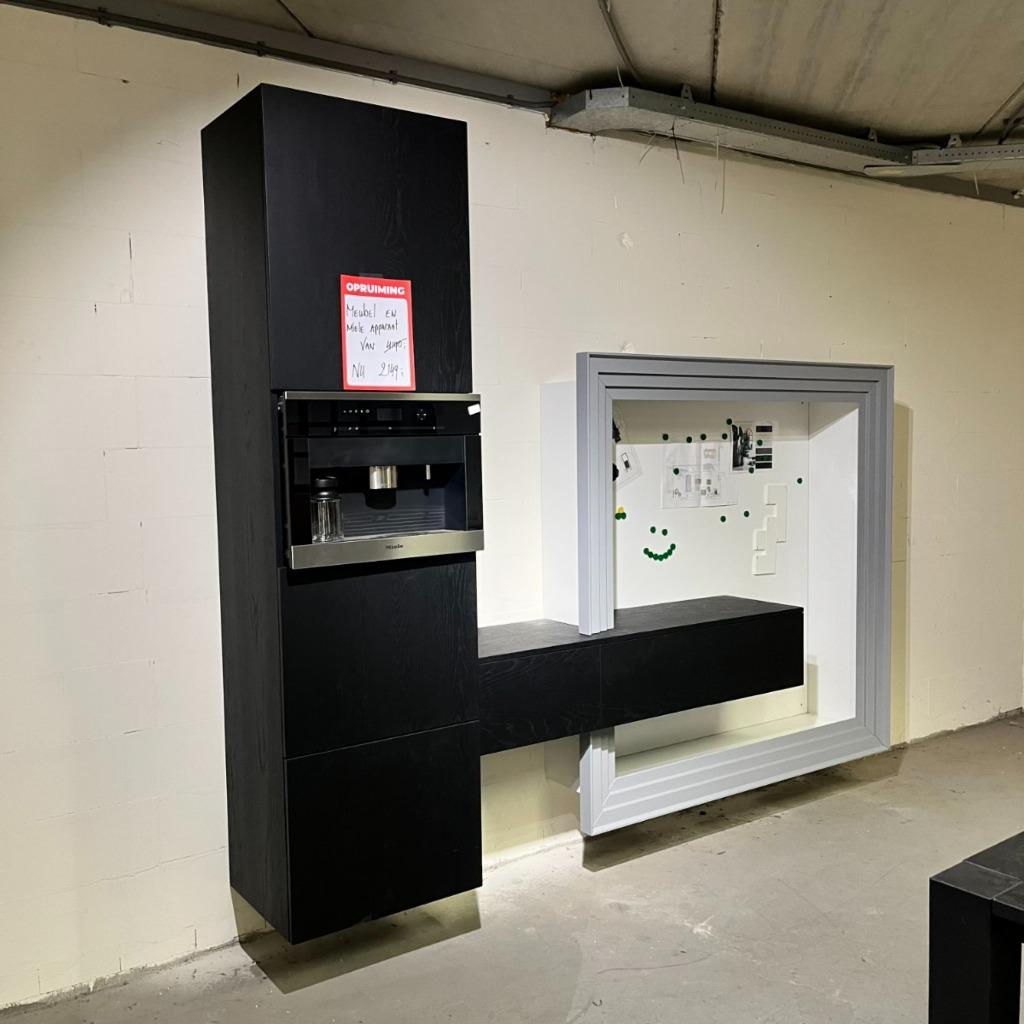 Wandkast met Miele koffie apparaat Eltink, Ophalen, 250 tot 300 cm, Met deur(en), 200 cm of meer