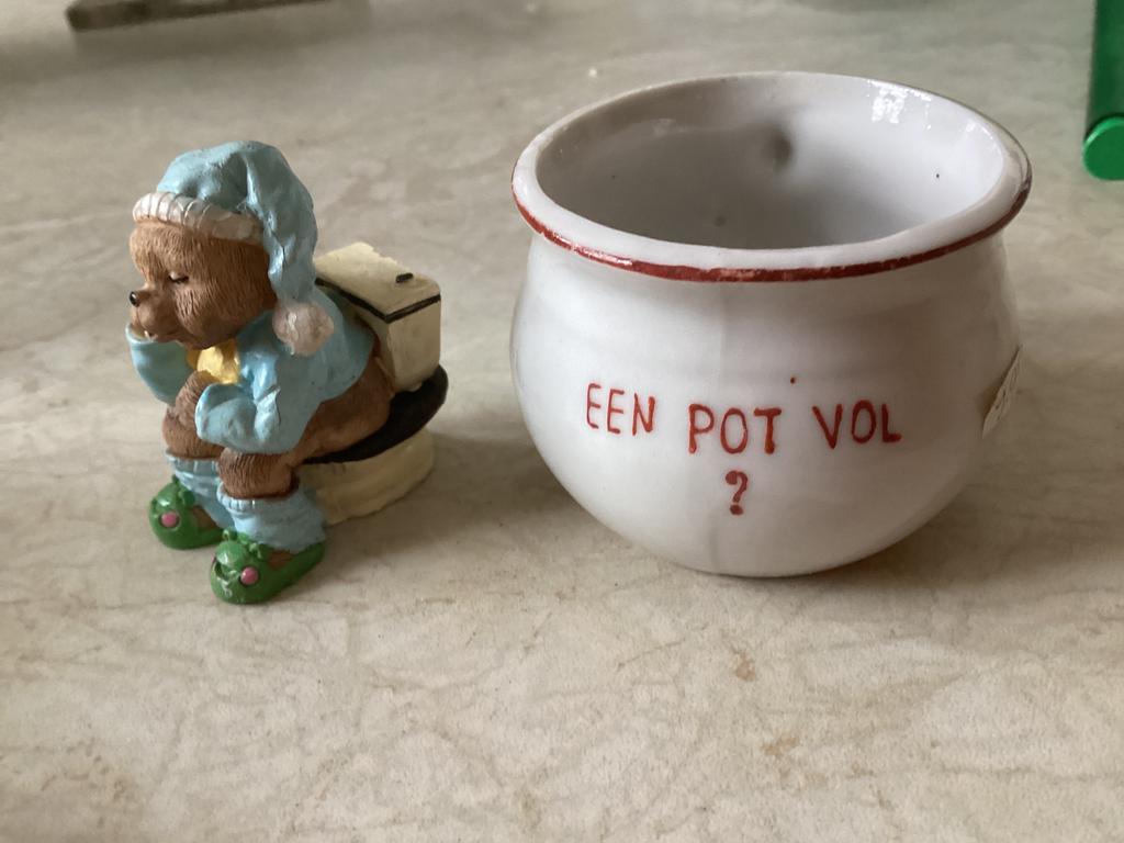 Een Pot Vol porselein // hoog 4.5 cm/ beer op wc 5 cm, Verzamelen, Beelden en Beeldjes, Ophalen of Verzenden, Zo goed als nieuw