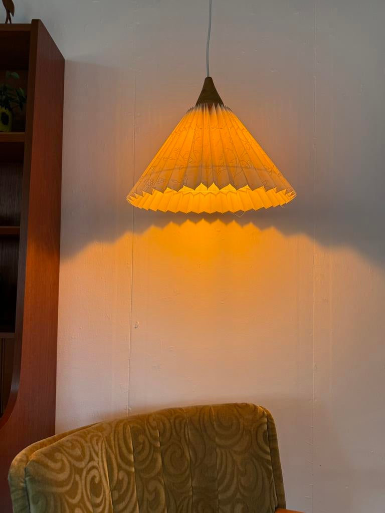 Vintage hout & plissé hanglamp ‘60, Huis en Inrichting, Lampen | Hanglampen, Vintage retro buisframe design rotan webbing papercord deens