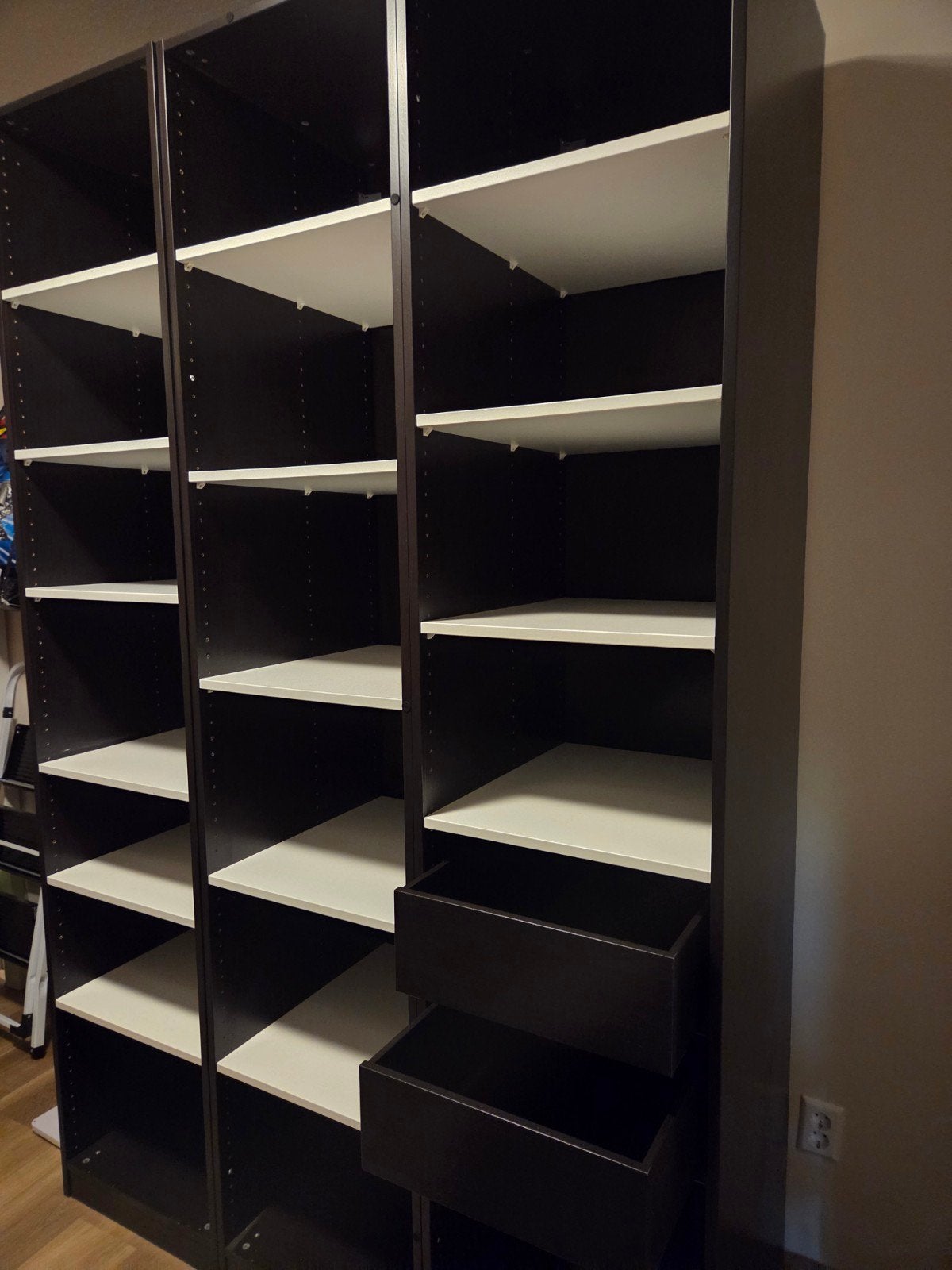 Zwarte Pax kast met lades en 15 witte planken, Ophalen, Met plank(en), Gebruikt, 200 cm of meer