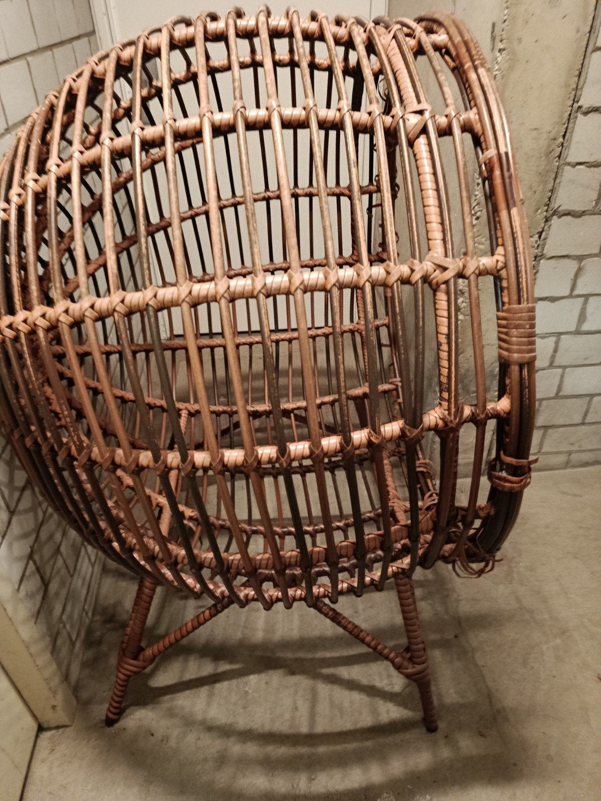 Unieke rotan kuipstoel - Vintage design, Huis en Inrichting, Stoelen, Ophalen, Gebruikt, Riet of Rotan, Eén