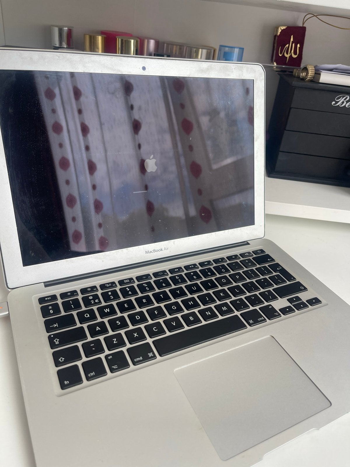 Defecte MacBook Air met twee opladers, Computers en Software, Apple Macbooks, Qwerty, 13 inch, Ophalen of Verzenden, Niet werkend