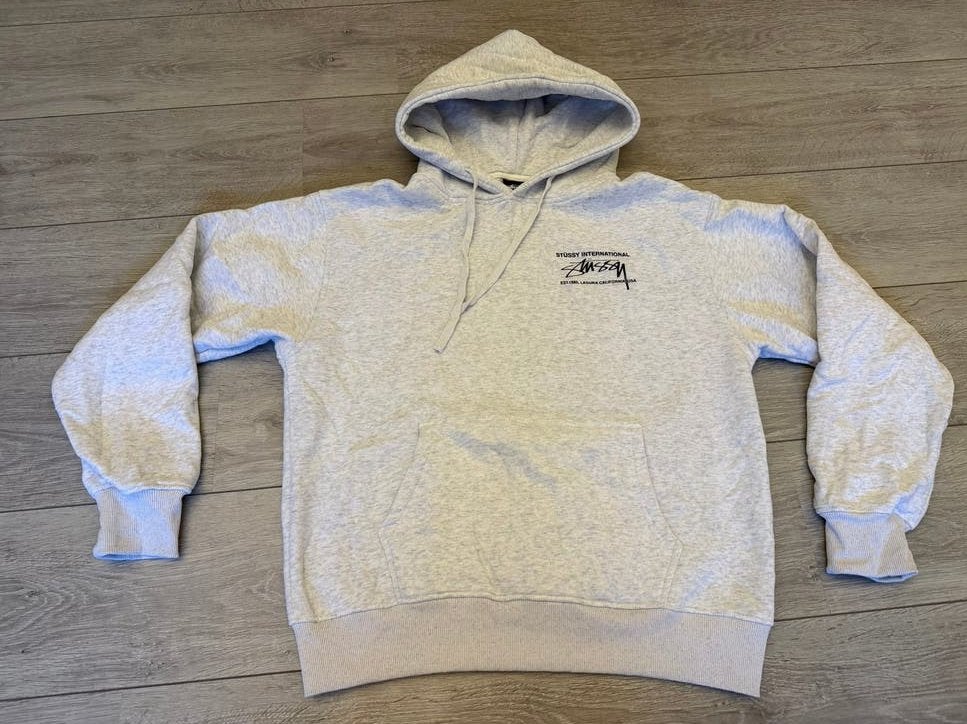 Stüssy International Hoodie - Grijs - Maat L, Kleding | Heren, Ophalen of Verzenden, Zo goed als nieuw, Maat 52/54 (L), Grijs