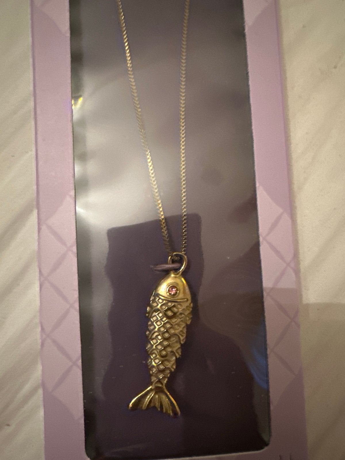 Gouden vis ketting met roze steen - RVS, Overige materialen, Nieuw, Ophalen of Verzenden, Met edelsteen