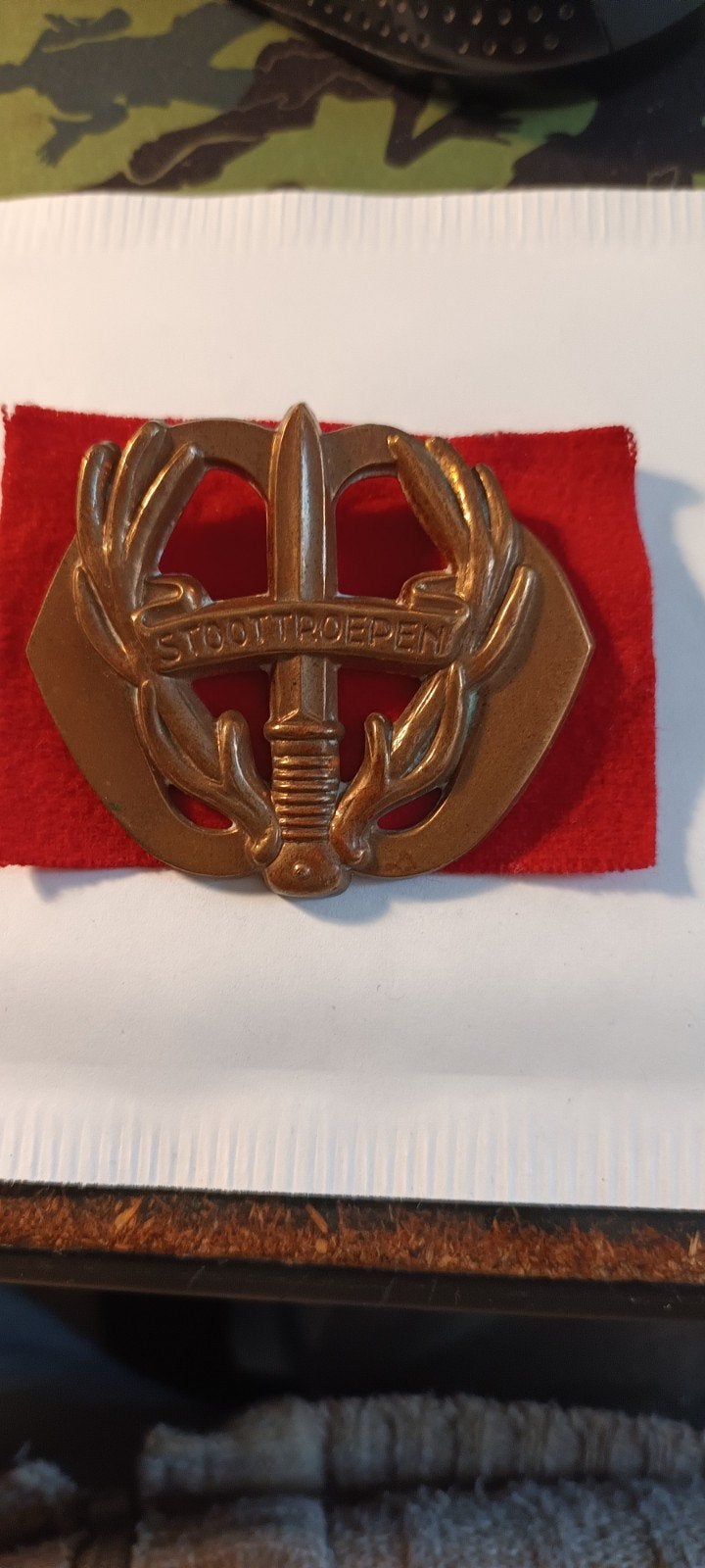 Militair embleem: Stoottroepen baretinsigne, Ophalen of Verzenden, Landmacht, Nederland, Embleem of Badge