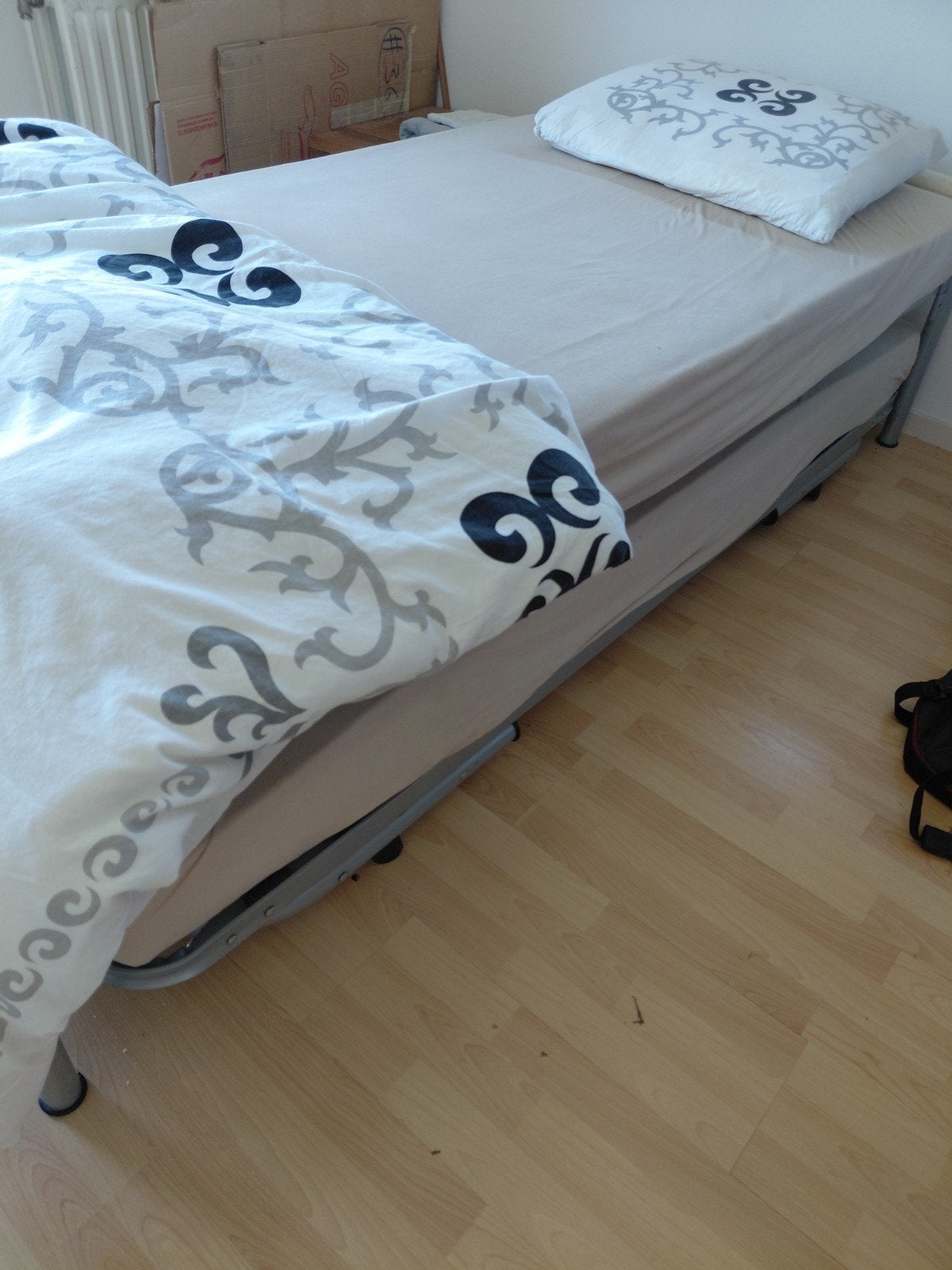 Uitschuifbaar bed met lattenbodems en matrassen, Verstelbaar, Tweepersoons, Ophalen of Verzenden, Zo goed als nieuw