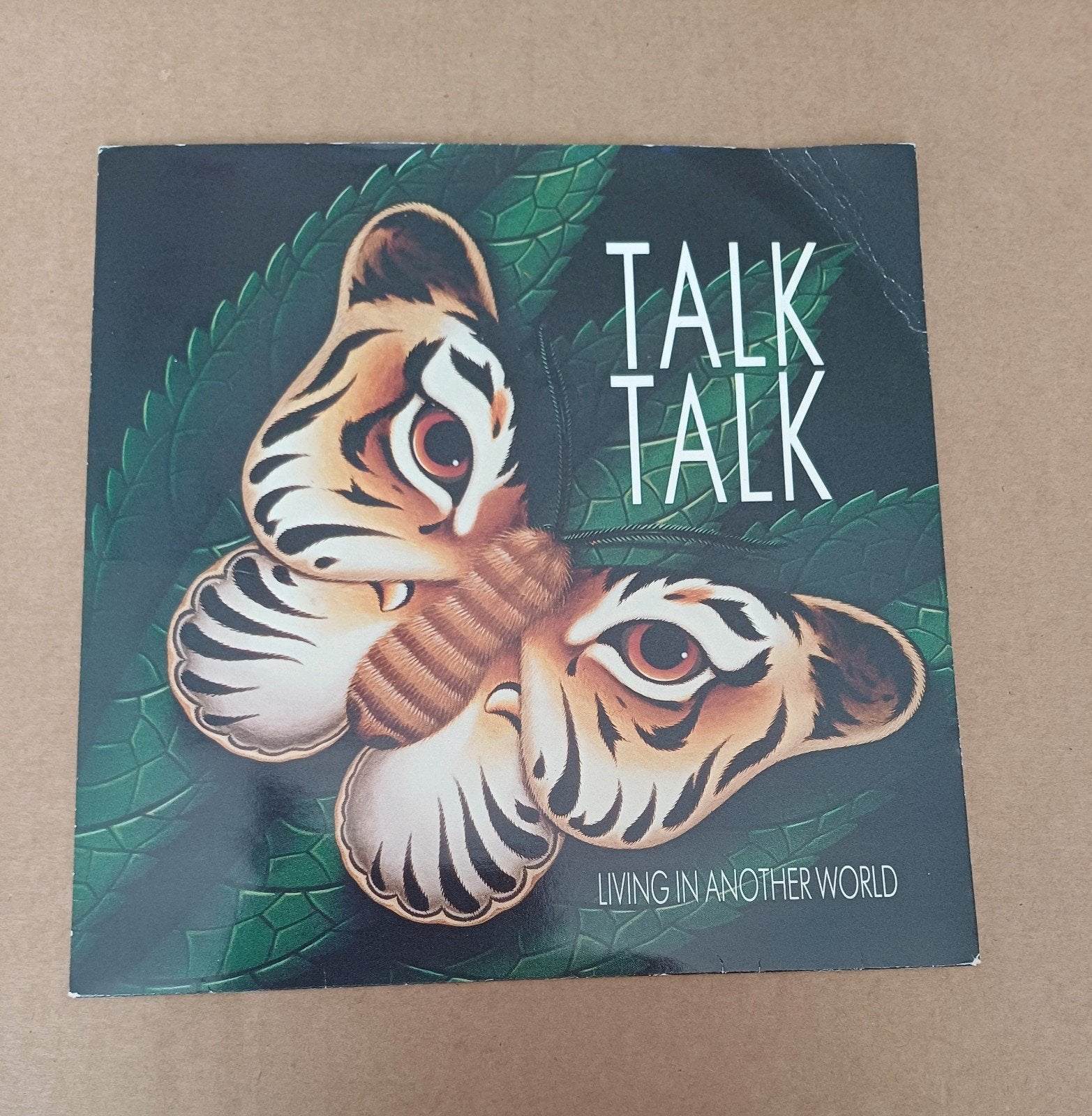 Talk Talk  - Living In Another World, Beschermende buitenhoes, Ophalen of Verzenden, Gebruikt, Pop
