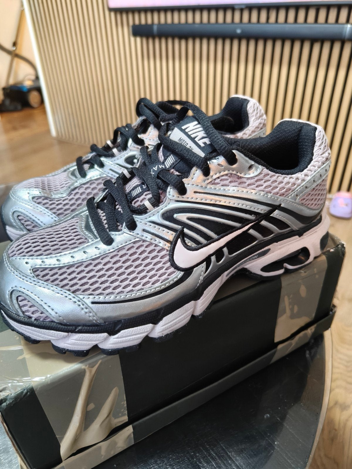 Nike Moto 2K sneakers - Zilver/Roze - Maat 37.5, Nike, Nieuw, Ophalen of Verzenden, Sneakers of Gympen
