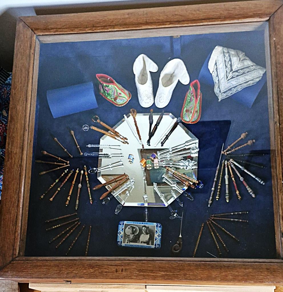 Mooie eiken vitrinekast voor op tafel of aan de muur., Antiek en Kunst, Ophalen