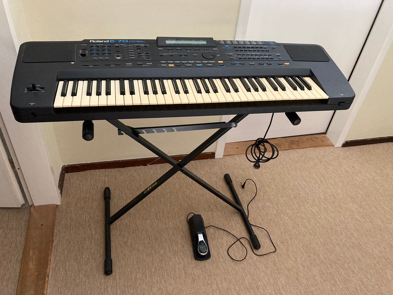 Roland E-70 keyboard zwart met standaard en pedaal, Muziek en Instrumenten, Keyboards, Ophalen, Roland, Midi-aansluiting, 61 toetsen