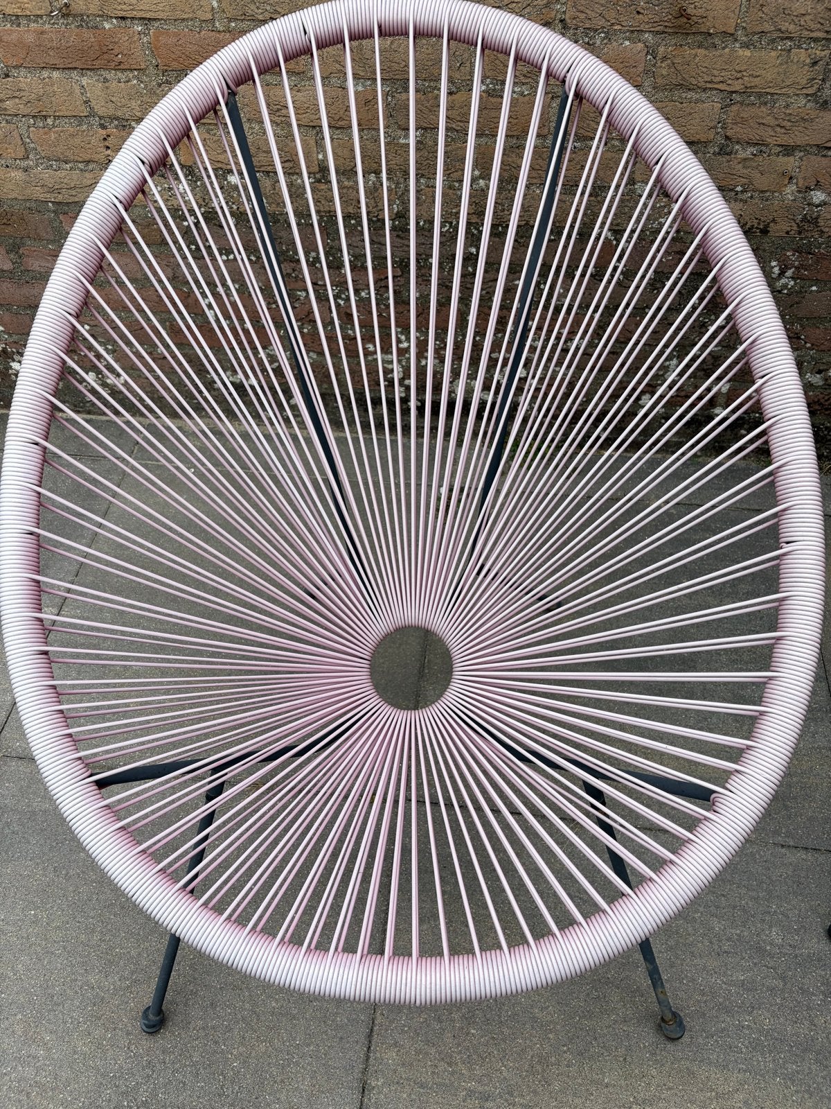 Twee roze Acapulco stoelen, licht verkleurd door zon, Tuin en Terras, Ophalen, Gebruikt, Kunststof