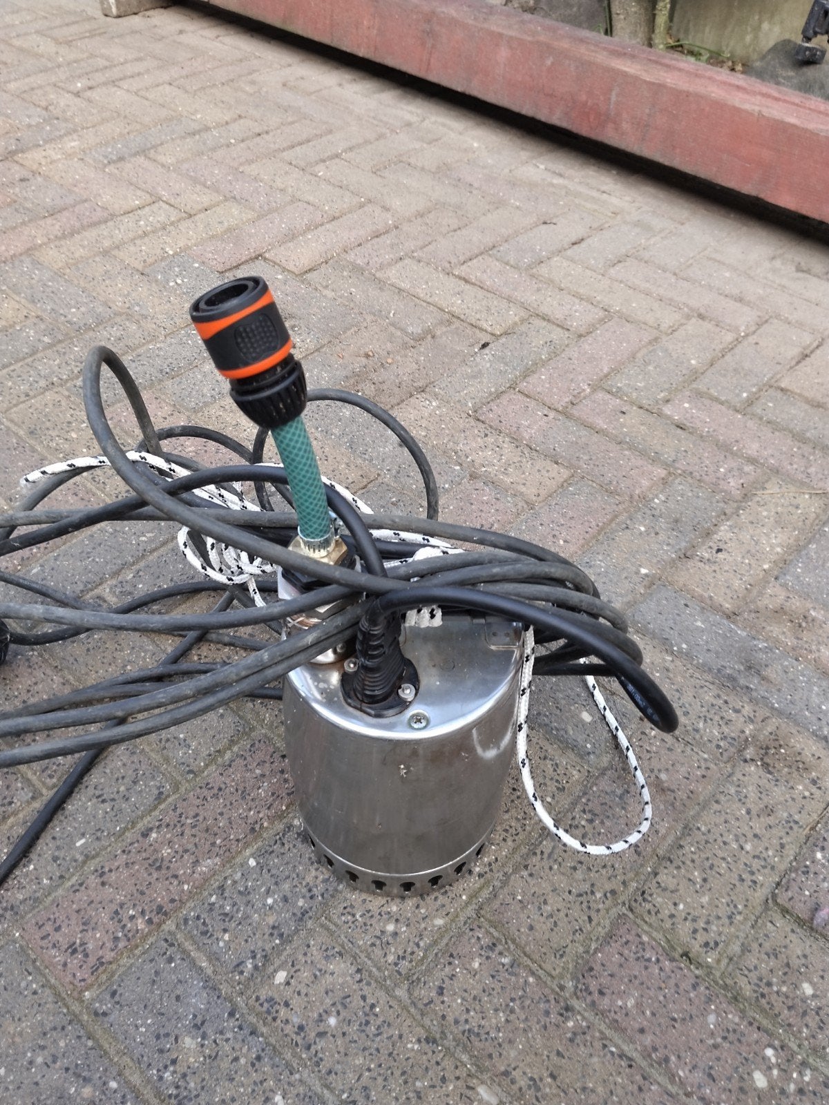 Dompelpomp met lange kabel en slang aansluiting, Ophalen