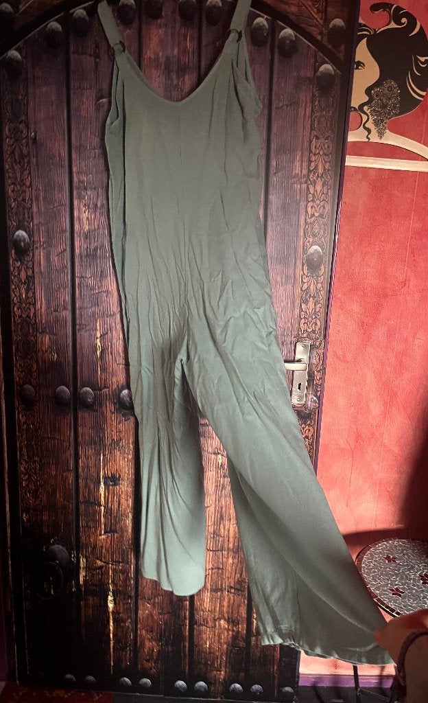 Khaki kleurige jumpsuit maat 44 nu voor 19,99€, Maat 42/44 (L), Ophalen of Verzenden, Zo goed als nieuw, Indira