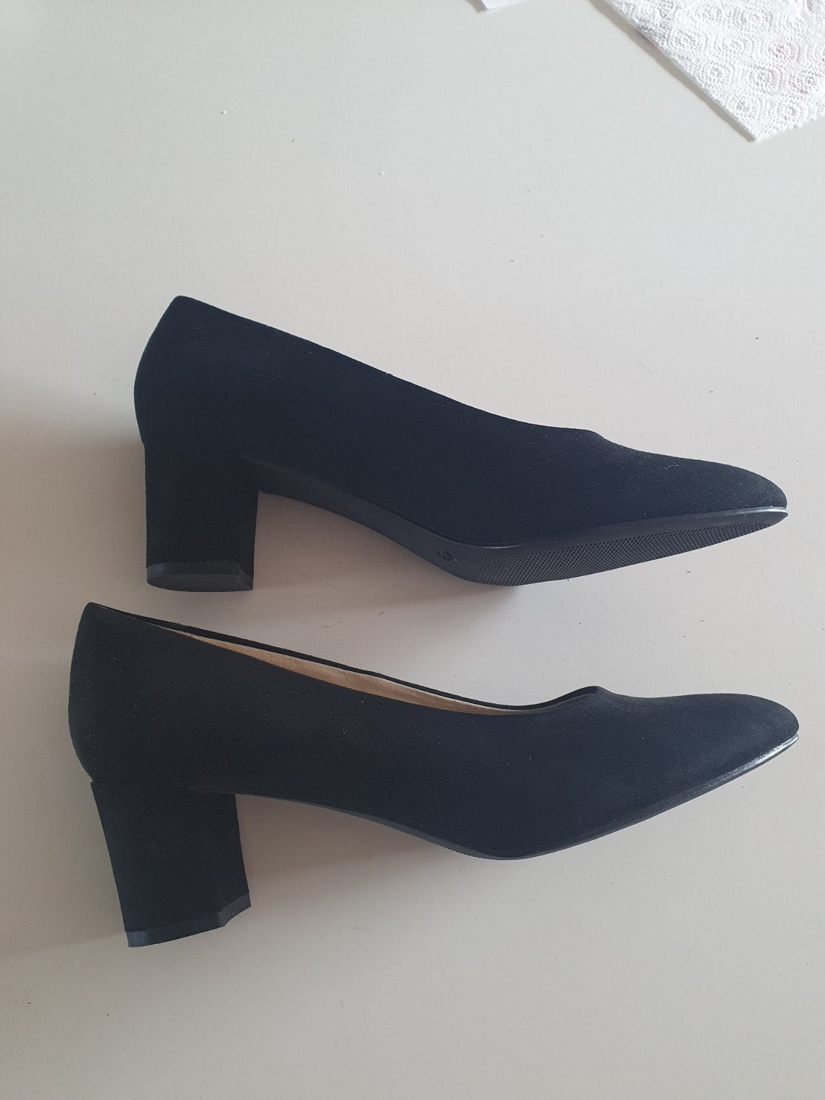Nieuw! Mooie zwarte suède pumps maat 43!, Kleding | Dames, Verzenden, Nieuw, Zwart