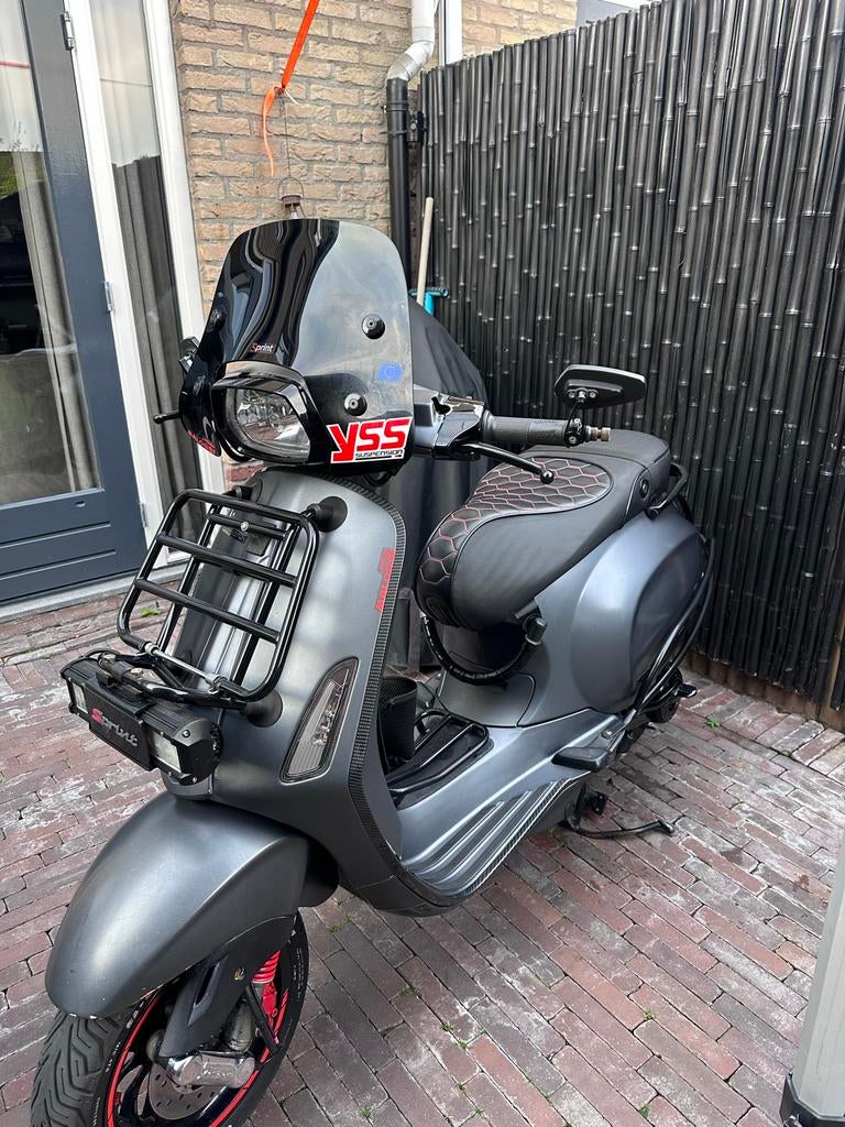 Vespa Sprint Grijs 2017 (CUSTOM), Fietsen en Brommers, Brommers | Vespa, Gebruikt, Overige modellen, Maximaal 45 km/u, Ophalen